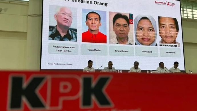 Ketua Komisi Pemberantasan Korupsi Setyo Budiyanto (tengah) bersama tiga Wakil Ketua KPK, yakni Johanis Tanak (kiri), Ibnu Basuki Widodo (kedua kiri), dan Fitroh Rohcahyanto (kedua kanan), serta Juru Bicara KPK Budi Prasetyo saat memberikan keterangan mengenai capaian kinerja KPK selama semester I tahun 2025, di Gedung Juang, Jakarta, Rabu 6 Agustus 2025. (ANTARA/Rio Feisal)