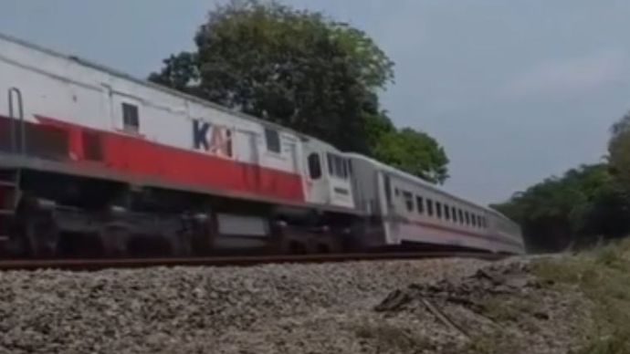 Kereta Api (KA) Commuter Line Walahar.