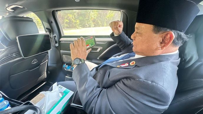 Prabowo Nonton Timnas Indonesia di HP