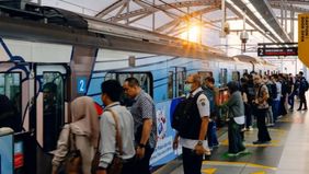 Program tarif khusus MRT Jakarta saat perayaan HUT Jakarta tingkatkan minat masyarakat menggunakan transportasi umum.