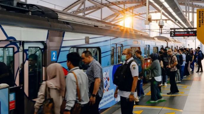 Penumpang MRT Jakarta 