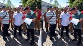 Akses jalan menuju sekolah Swasta di Surabaya ditutup warga, setelah pihak sekolah enggan membayar iuran sebesar Rp140 juta per bulan ke RW setempat.