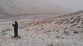 Seorang pria kehilangan nyawa akibat longsoran salju besar yang terjadi di Pegunungan Alpen Prancis saat bermain ski di Les Grands Montets.

