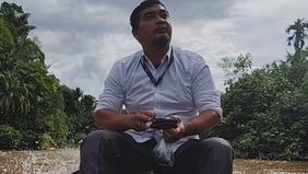 Pagi belum sepenuhnya beranjak ketika M A Hasibuan mulai menempuh perjalanan menuju wilayah tempat nasabahnya menjalankan usaha. Jalan yang belum sepenuhnya beraspal menjadi tantangan tersendiri, terlebih ketika hujan membuat sejumlah ruas berubah me
