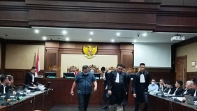 Hakim nonaktif Pengadilan Negeri (PN) Surabaya, Mangapul, mengungkapkan, mantan Ketua PN Surabaya, Rudi Suparmono, menerima uang sebesar 20.000 dolar Singapura (sekitar Rp238 juta) terkait vonis bebas terpidana pembunuhan, Ronald Tannur.