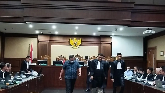 Terdakwa Mangapul yang merupakan hakim nonaktif Pengadilan Negeri (PN) Surabaya (kiri) dalam sidang pemeriksaan saksi di Pengadilan Tindak Pidana Korupsi Jakarta, Senin (3/3/2025). 