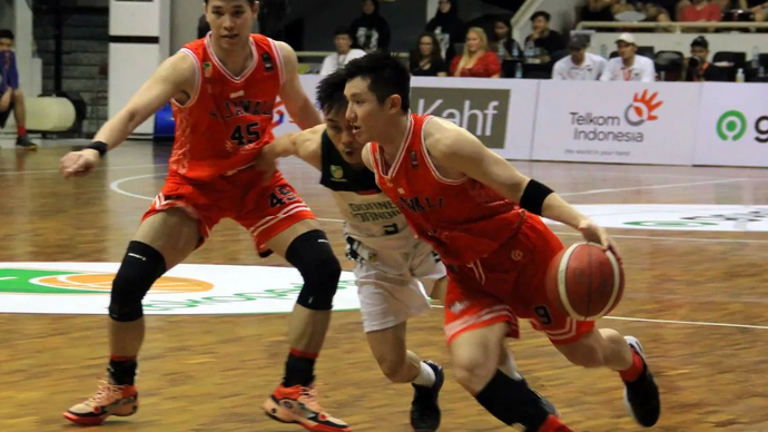 Arsip - Pebasket Rajawali Medan Hendra Thio (kanan) berusaha melewati pebasket Borneo Hornbills Daniel Wenas (tengah) pada pertandingan pekan ke-17 Indonesia Basket League (IBL) 2024 di Gedung Serbaguna Unimed, Medan, Sumatera Utara, Rabu (19/6/2024). Borneo Hornbills menang atas Rajawali Medan dengan skor 91-88. 