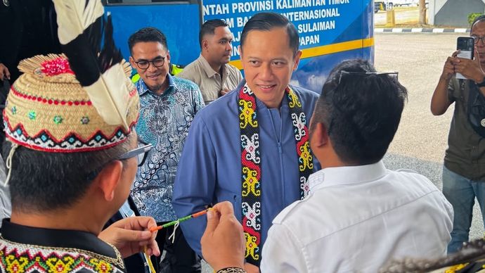 Menteri Koordinator Bidang Infrastruktur dan Pembangunan Kewilayahan Agus Harimurti Yudhoyono (Menko AHY) tiba di Balikpapan, Kalimantan Timur, Kamis (8/10)