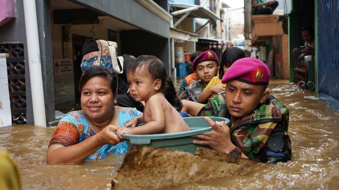 Marinir bantu evakuasi warga yang terjebak banjir.