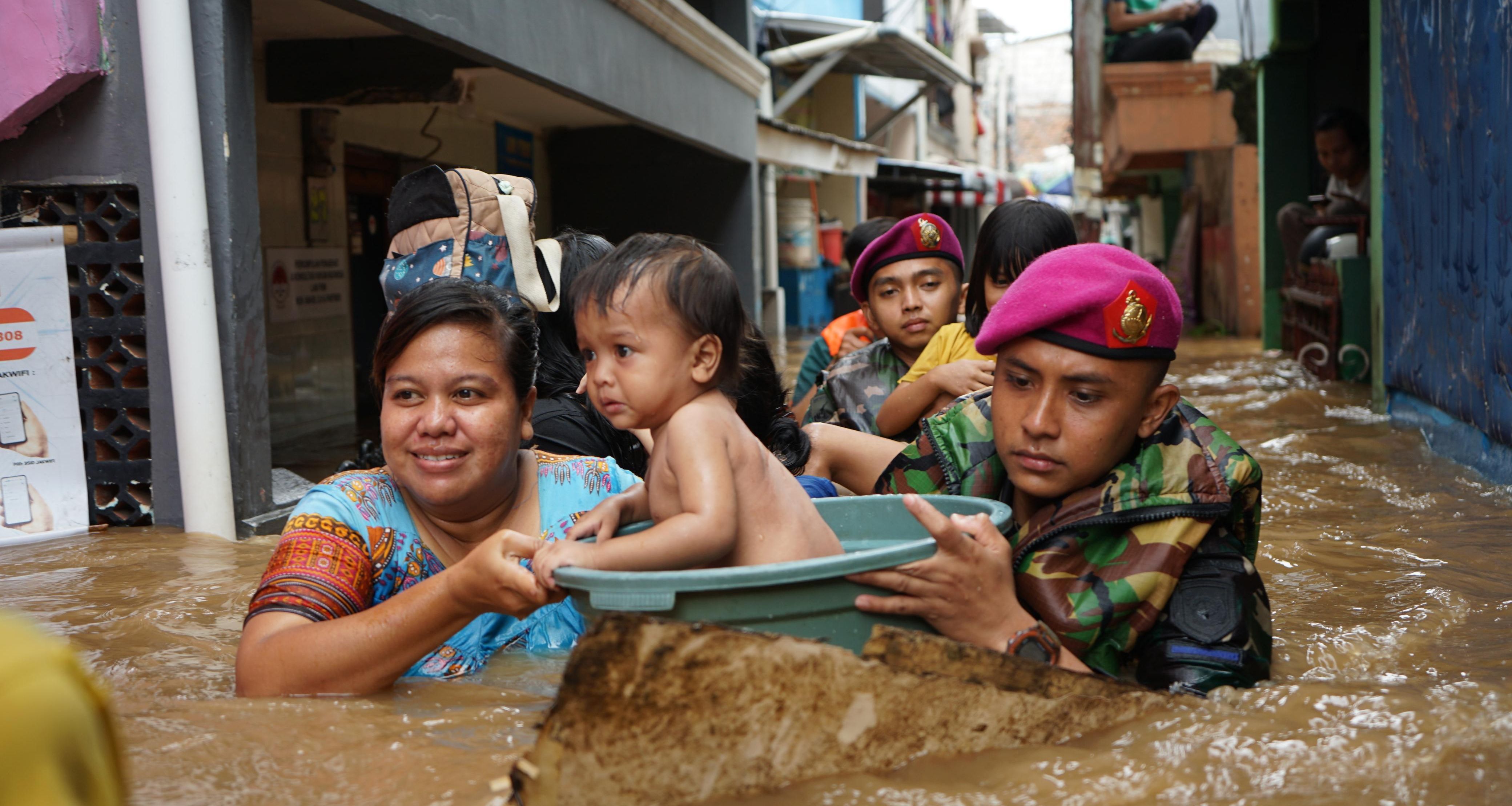 Marinir bantu evakuasi warga yang terjebak banjir. <b>(Dispen Kormar TNI Angkatan Laut (Bekasi). )</b>