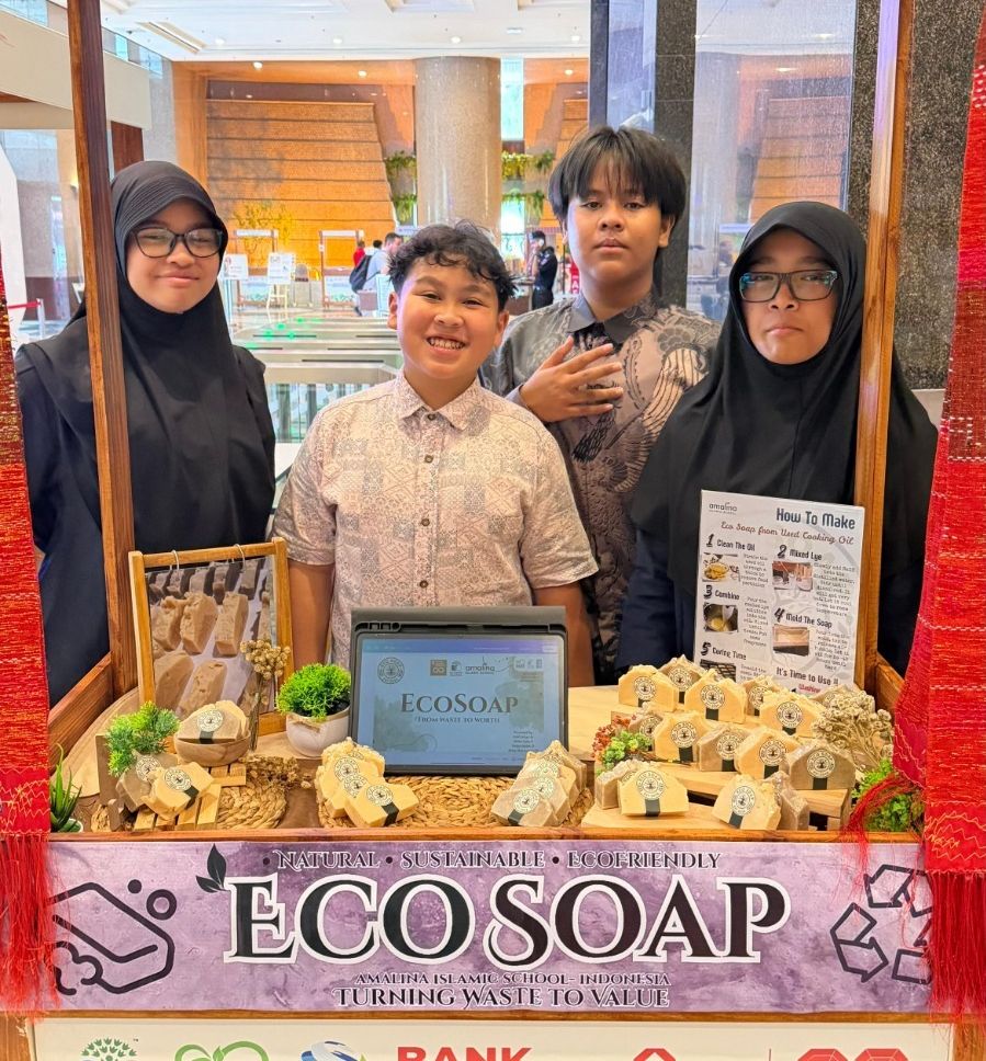 Pelajar-pelajar Indonesia yang mengikuti ajang Education for Sustainable Development (ESD) Symposium di Kuala Lumpur, Malaysia. Mereka antara lain Balqis Aqilah Defaniko, Aidil Cahyo Miftakhudin, Maliq Maheswara Putraismoko, dan Alisha Zaila Pramudit <b>(Dok. SMP Islam Amalina)</b>
