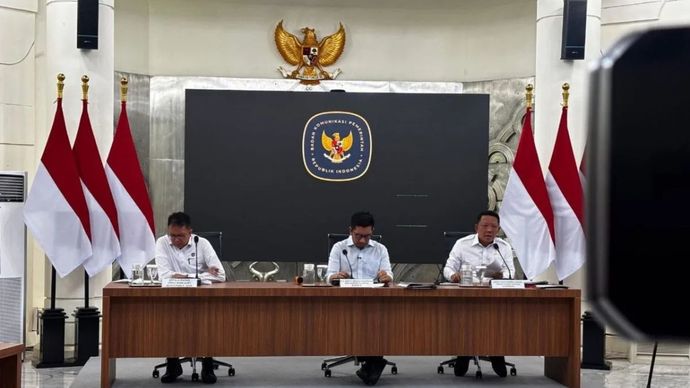 Jaksa Agung Muda Bidang Tindak Pidana Khusus (Jampidsus) Febrie Adriansyah (kanan) dalam konferensi pers di Jakarta.
