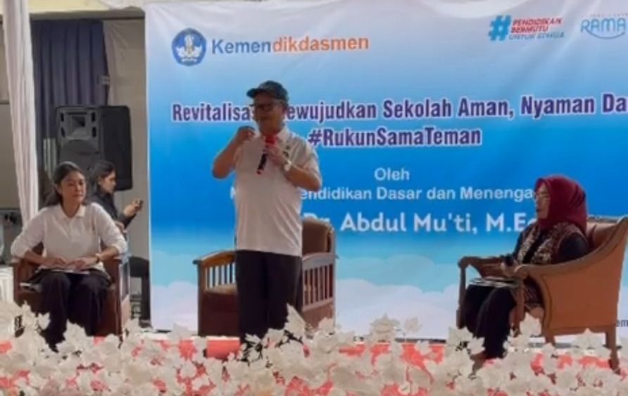 Menteri Pendidikan Dasar dan Menengah (Mendikdasmen) Abdul Mu&rsquo;ti meresmikan gedung hasil program revitalisasi satuan pendidikan di SMP Negeri 1 Tarogong Kaler. <b>(Mendikdasmen)</b>