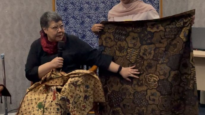 Notty J. Mahdi (kiri), antropolog lulusan UI yang juga periset batik, sedang memberi penjelasan tentang motif sekar jagat yang sedang dibentangkan oleh moderator, Wanda Alifya Tejomoyo