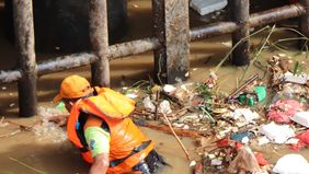 Dalam upaya mengurangi risiko banjir, Dinas Lingkungan Hidup (DLH) DKI Jakarta mengambil langkah sigap dengan memperkuat pengawasan dan pengelolaan sampah di sepanjang aliran sungai.