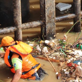 DLH DKI Pastikan Kelancaran Aliran Sungai untuk Kurangi Dampak Banjir