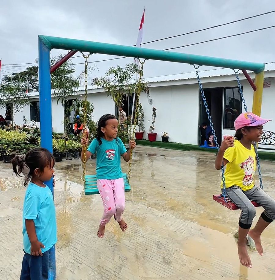 Anak-anak yang terdampak bencana sedang menggunakan fasilitas taman bermain yang disediakan di Kompleks Rumah Hunian Danantara di Aceh Tamiang. <b>(Istimewa)</b>