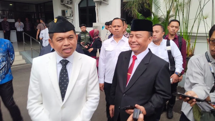 Gubernur Jawa Barat Dedi Mulyadi memberikan keterangan di Gedung DPRD Jawa Barat, Bandung, Jumat (21/2/2025). 