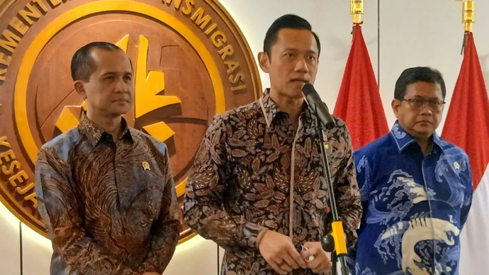 Kiri ke kanan: Menteri Transmigrasi (Mentrans) Muhammad Iftitah Sulaiman Suryanagara, Menteri Koordinator Bidang Infrastruktur dan Pembangunan Kewilayahan (Menko IPK) Agus Harimurti Yudhoyono (AHY), dan Wakil Menteri Transmigrasi (Wamentrans) Viva Yoga Mauladi menghadiri konferensi pers di Balai Makarti Muktitama, Kantor Kementerian Transmigrasi, Jakarta, Rabu (15/4/2026). ANTARA/Uyu Septiyati Liman.