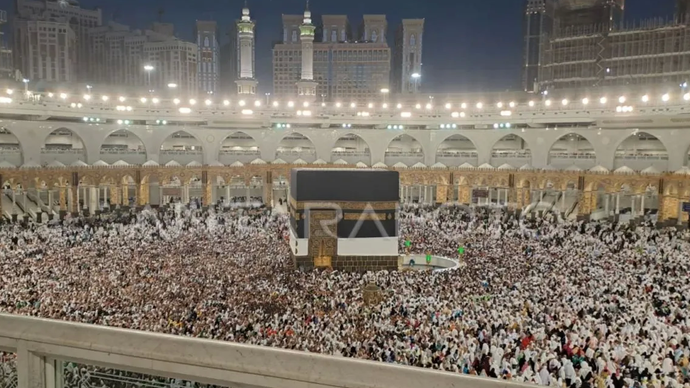 Arsip - Ilustrasi -Jamaah calon haji melakukan tawaf atau memutari Ka'bah seusai sholat subuh di Masjidil Haram, Mekah, Arab Saudi, Selasa (13/6/2023).