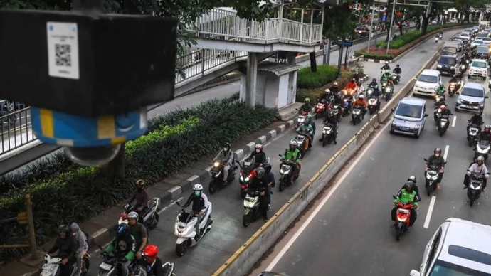 Arsip foto - Pengendara sepeda motor menerobos jalur bus Transjakarta di Jalan Kramat Raya, Jakarta, Selasa (7/1/2025). Korlantas Polri resmi memberlakukan sistem tilang menggunakan poin pada Surat Izin Mengemudi (SIM) berlaku pada Januari 2025 dengan sanksi pencabutan SIM, apabila mencapai 12 pengenaan poin pelanggaran yang terintegrasi dalam penerbitan Surat Keterangan Catatan Kepolisian (SKCK) guna meningkatkan keselamatan dan ketertiban berlalu lintas. 