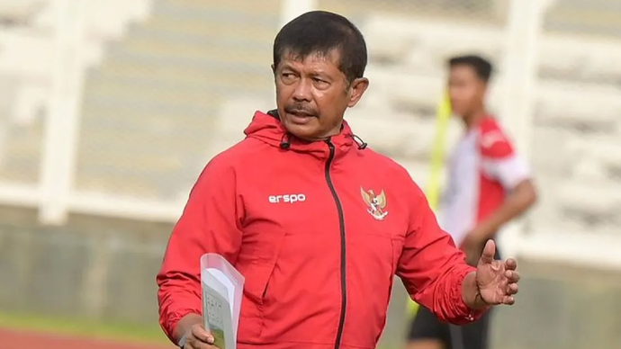 Arsip foto - Pelatih Timnas Indonesia U-20 Indra Sjafri memantau sesi latihan di Stadion Madya, Kompleks Gelora Bung Karno, Senayan, Jakarta, Rabu (15/1/2025).