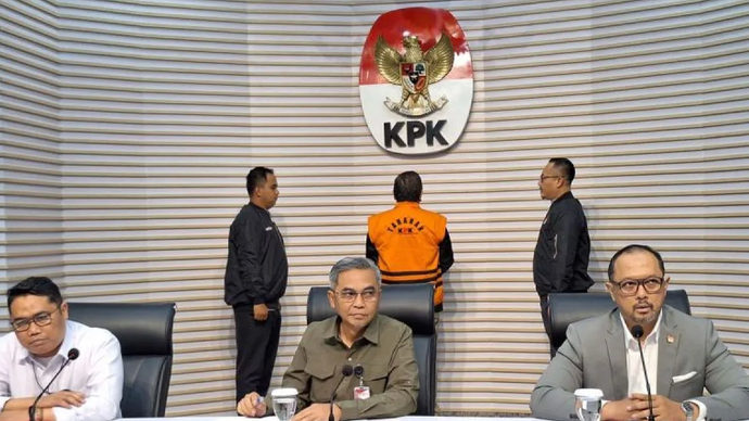 Ketua Komisi Pemberantasan Korupsi (KPK) Setyo Budiyanto (tengah) mengatakan intervensi yang dilakukan Sekretaris Jenderal PDI Perjuangan (PDIP) Hasto Kristiyanto menyebabkan Harun Masiku lolos dari operasi tangkap tangan (OTT) komisi antirasuah dan buron hingga saat ini. KPK menahan Sekretaris Jenderal PDI Perjuangan Hasto Kristiyanto setelah yang bersangkutan ditetapkan sebagai tersangka dalam kasus dugaan suap pengurusan pengganti antarwaktu (PAW) anggota DPR dan perintangan penyidikan, Kamis (20/2/2025) sore.