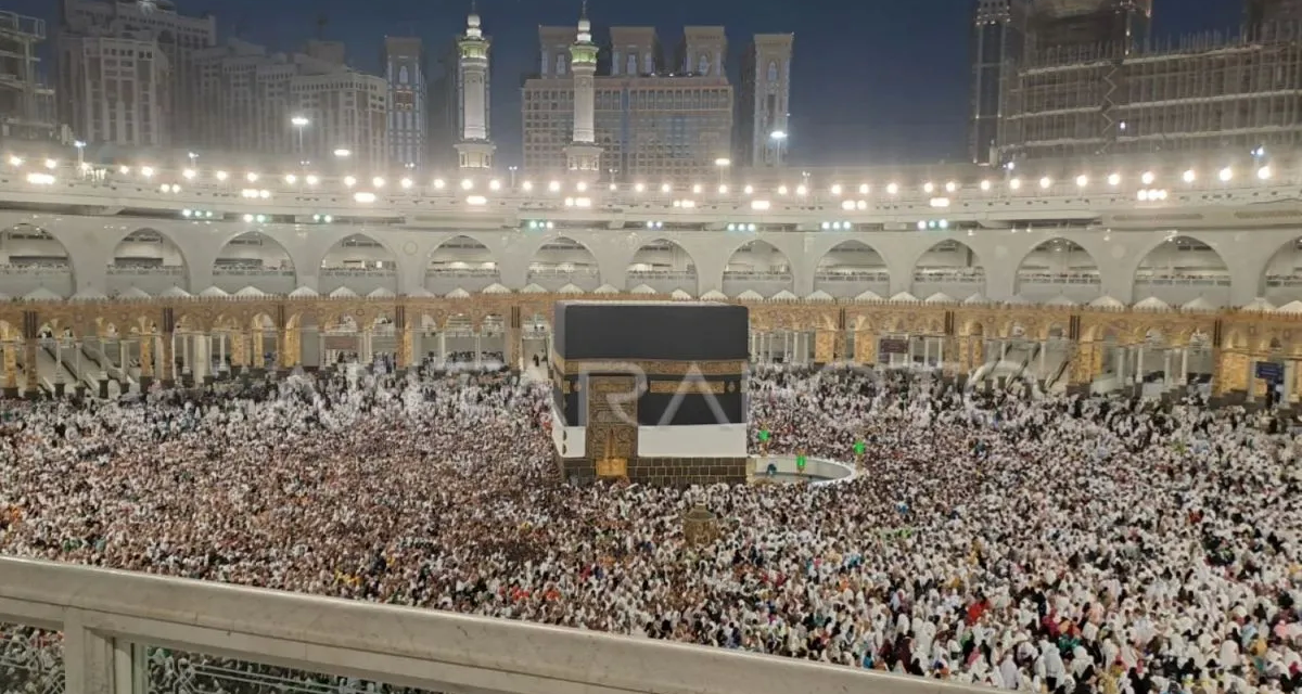 Arsip - Ilustrasi -Jamaah calon haji melakukan tawaf atau memutari Ka'bah seusai sholat subuh di Masjidil Haram, Mekah, Arab Saudi, Selasa (13/6/2023). <b>(Antara)</b>