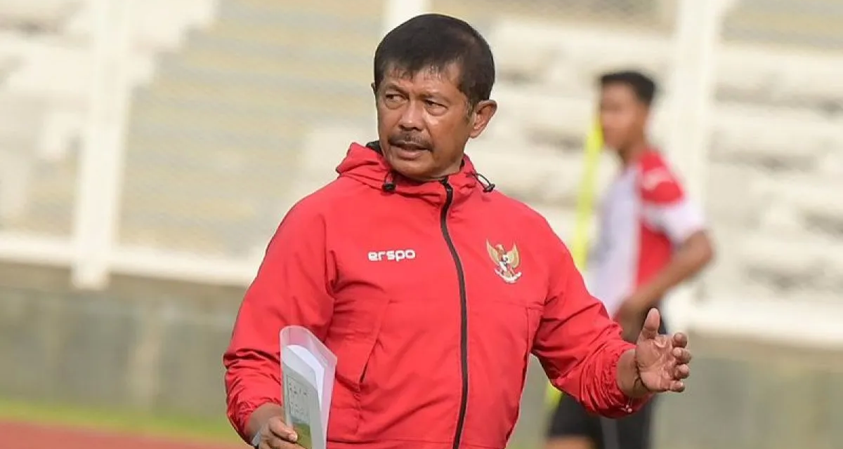 Arsip foto - Pelatih Timnas Indonesia U-20 Indra Sjafri memantau sesi latihan di Stadion Madya, Kompleks Gelora Bung Karno, Senayan, Jakarta, Rabu (15/1/2025). <b>(Antara)</b>