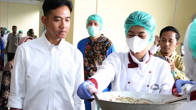 Arsip - Wakil Presiden Gibran Rakabuming Raka (kiri) melihat para pelajar jurusan tata boga memasak makananan saat meninjau pelaksanaan uji coba Makan Bergizi Gratis di SMKN 3 Tangerang, Tangerang, Banten, Kamis (21/11/2024). Wapres berharap SMK jurusan tata boga mampu berkontribusi dalam penyedian menu makan dalam Program Makan Bergizi Gratis yang akan dimulai 2 Februari 2025.