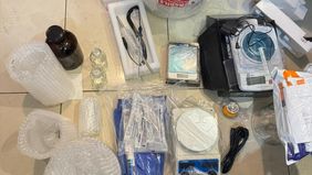 Bea Cukai bersama Polri kembali ungkap upaya penyelundupan narkotika melalui barang kiriman internasional. 
