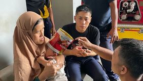 Dinas Pemadam Kebakaran (Disdamkar) Garut melakukan evakuasi seorang balita yang kepalanya terjebak di dalam kaleng bekas biskuit. Kejadian ini mengejutkan warga sekitar, namun berakhir dengan selamat berkat aksi cepat tim Damkar, Rabu, 2 Januari 202