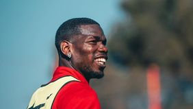 Paul Pogba akhirnya kembali bermain sepak bola setelah absen lebih dari dua tahun. Momen itu terjadi saat AS Monaco takluk 1-4 dari Rennes pada lanjutan Liga Prancis, Minggu malam.