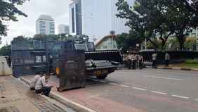 Arus lalu lintas di Jalan Medan Merdeka Selatan, Jakarta Pusat, ditutup sementara pada Rabu, 28 Januari 2026 siang akibat aksi demonstrasi buruh. Penutupan dilakukan menyusul meningkatnya jumlah massa yang memadati kawasan sekitar Istana Negara.