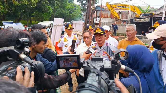 Jalan Ambles di Lenteng Agung Ditangani, Arah Depok Ditutup Sementara hingga Selasa Pagi