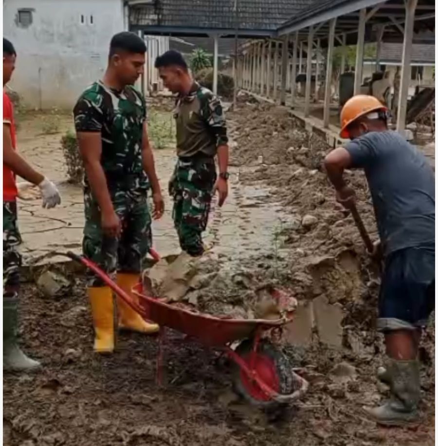 Personel TNI membersihkan berbagai fasilitas pelayanan publik dan jalan, pada Rabu, 14 Januari 2026.  <b>(Istimewa)</b>