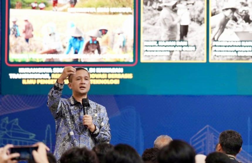Menteri Transmigrasi M. Iftitah Sulaiman Suryanagara