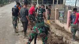 Lumpur di Aceh Tamiang Terus Dilibas dari Jalan Raya, Kantor Desa, RS, hingga Puskesmas