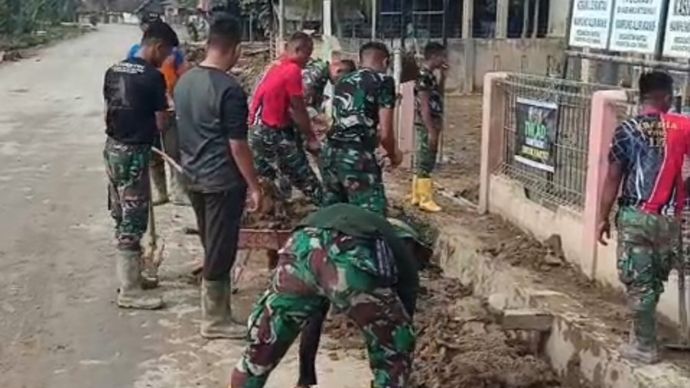 Personel TNI membersihkan berbagai fasilitas pelayanan publik dan jalan, pada Rabu, 14 Januari 2026. 