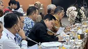 Menteri Badan Usaha Milik Negara (BUMN), Erick Thohir, menegaskan bahwa upaya efisiensi anggaran di kementeriannya tidak akan berdampak pada pemutusan hubungan kerja (PHK) atau pengurangan fasilitas bagi pegawai. Dalam rapat kerja dengan Komisi VI DP