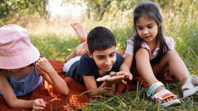 Dehidrasi pada anak-anak bisa terjadi dengan cepat dan berpotensi berbahaya jika tidak ditangani dengan baik. Oleh karena itu, penting bagi orang tua untuk memahami cara-cara sederhana namun efektif untuk mencegah dehidrasi pada si kecil.