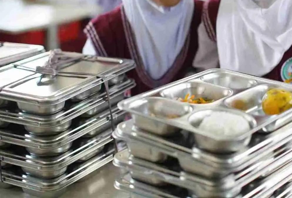 Program Makan Bergizi Gratis (MBG) terus diposisikan sebagai tonggak penting pembangunan sumber daya manusia Indonesia. Pemerintah menegaskan, inisiatif ini hadir untuk memastikan anak-anak bangsa mendapatkan asupan gizi seimbang, makanan halal, dan  <b>(dokumentasi)</b>