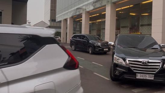 Penyidik Kejagung Tinggalkan Kantor BGN Usai Penggeledahan