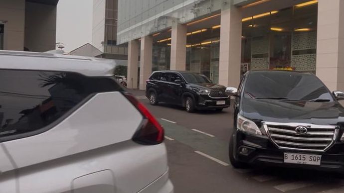 Penyidik Jampidsus tinggalkan kantor BGN