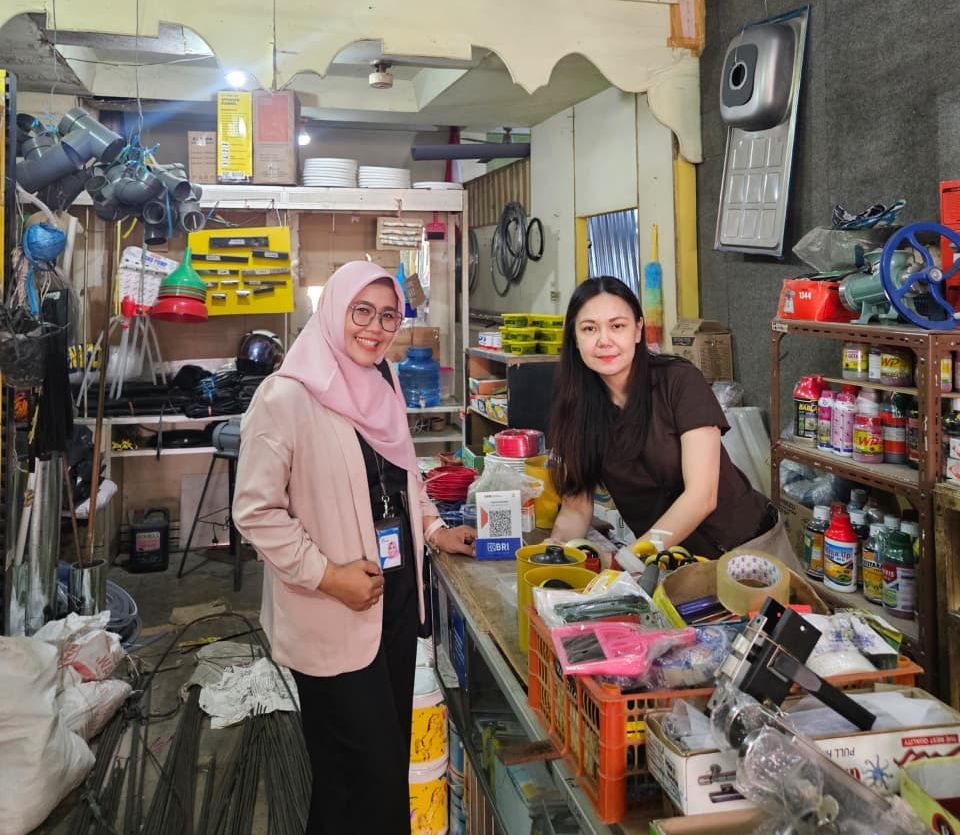 Teti Ernawati mendampingi salah satu nasabah pelaku usaha di Lubuklinggau untuk mendorong optimalisasi produk dan layanan perbankan digital BRI.