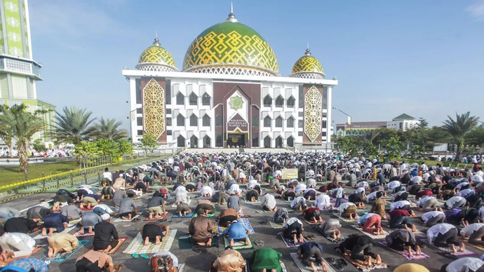 Umat muslim melaksanakan shalat Idul Adha 1441 H di Masjid Raya Darussalaam, Palangkaraya, Kalimantan Tengah, Jumat (31/7/2020). Meskipun pemerintah daerah setempat mengeluarkan surat imbauan untuk melaksanakan shalat id di rumah masing-masing, sejumlah masjid di daerah itu tetap melaksanakan shalat Idul Adha 1441 H secara berjamaah di tengah pandemi COVID-19.