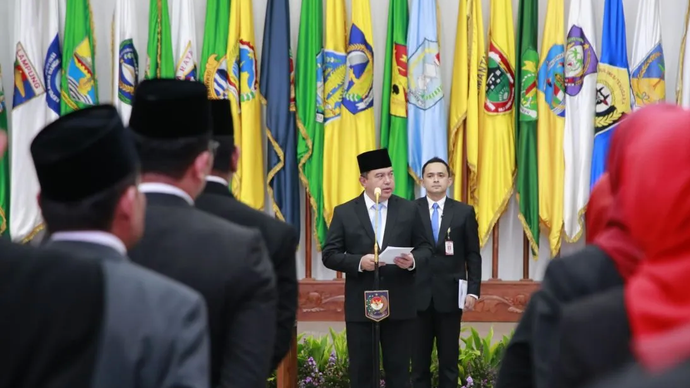 Sekretaris Jenderal Kementerian Dalam Negeri Tomsi Tohir saat melantik 101 pejabat fungsional di lingkungan Kemendagri dan Badan Nasional Pengelola Perbatasan di Gedung SBP Kantor Pusat Kemendagri, Jakarta, Kamis (27/2/2025).