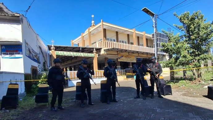 Sejumlah anggota Brimob Polda Jatim bersiaga ketat saat berlangsung olah TKP ledakan di Masjid Raya Pesona di Perumahan Pesona Raya Regency di Kelurahan/Kecamatan Patrang, Kabupaten Jember, Selasa (17/3/2026). ANTARA/Zumrotun Solichah