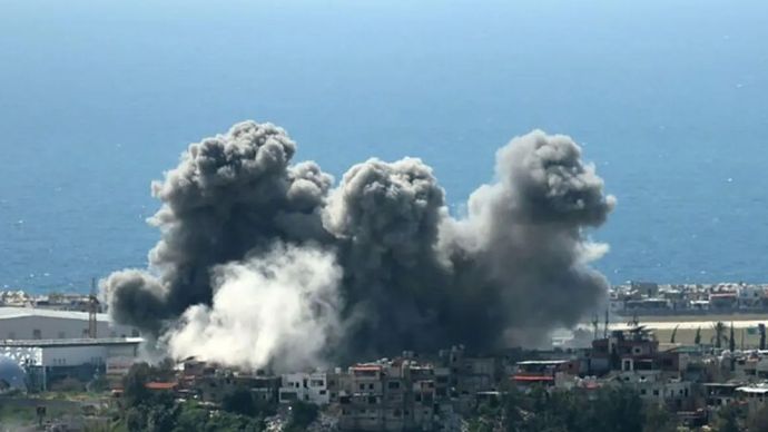 Asap mengepul di atas kawasan permukiman setelah serangan Israel di Beirut, Lebanon pada Rabu (8/4/2026). ANTARA/Houssam Shbaro/Anadolu/pri.