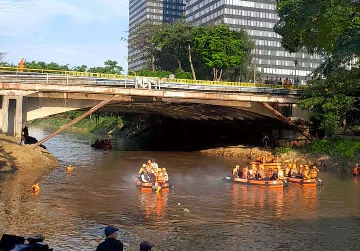 Pramono Susuri Sungai Ciliwung <b>(NTVNews.id/ Adiansyah)</b>